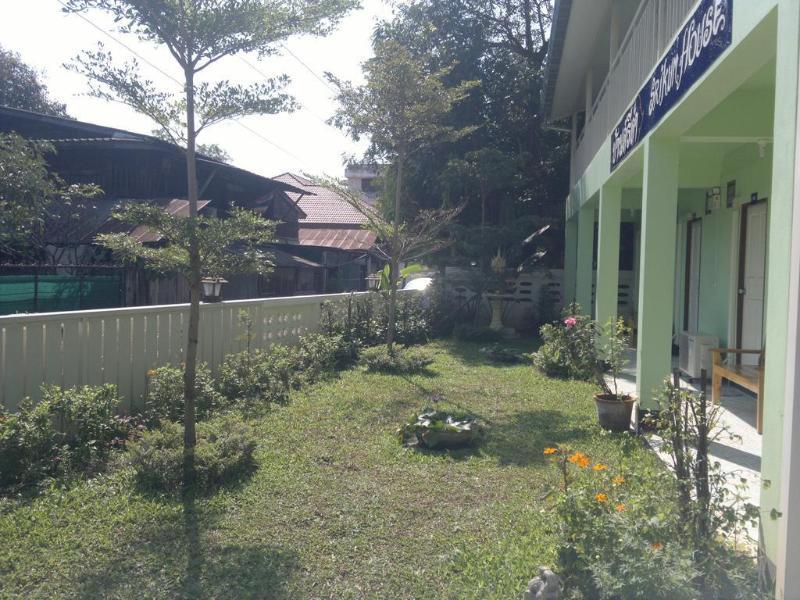 Srikum House Hotel Chiang Mai Bagian luar foto